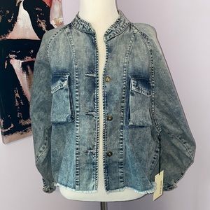 Cute cropped lightweight denim jacket!